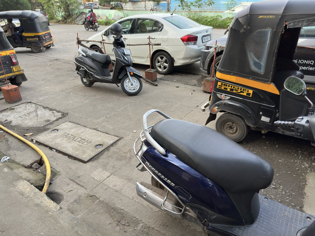 imabhisalvi's tweet photo. Absolute civic disregard opposite Godrej Coliseum in Sion. They have encroached upon &amp; blocked an entire lane of the public road by placing huge plant pods.
Public roads belong to commuters. Urquently calling on @mybmc authorities to take action and clear this illegal obstruction https://t.co/5auBu19rcN