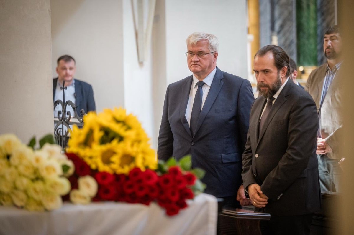 andrii_sybiha's tweet photo. Dzisiaj w Kijowie odprowadzono w ostatnią drogę wielkiego syna Polski, wielkiego przyjaciela Ukrainy, Pana Marka Ruska-Wolskiego — polskiego wolontariusza, który pomagał Ukrainie bronić się przed rosyjską agresją i zginął w Charkowie w wyniku ataku rosyjskiego drona.

Składamy nasze kondolencje bliskim, rodzinie i przyjaciołom. Dzielimy ich ból i łączymy się z nimi w smutku. To straszna, niepowetowana strata.

Pan Marek udowodnił konkretnymi czynami, że solidarność to nie abstrakcyjne hasło, lecz konkretne działanie i konkretny wkład. Nie pozostał obojętny, gdy na terytorium Ukrainy przyszło nieszczęście — rosyjska agresja. Sam siadał za kierownicą samochodu i raz za razem dostarczał pomoc, wspierał ludzi w Charkowie.
Robił to z potrzeby serca. To był jego wybór. Wybór, by czynić dobro, pomagać ludziom — i nigdy tego nie zapomnimy.

Ta tragiczna śmierć to kolejne przypomnienie, czym jest rosyjska agresja. Nie ma ona granic, nie zważa na narodowość, niszczy wszystko.
Ale nigdy nie zniszczy ukraińsko-polskiej przyjaźni. Nigdy nie zniszczy ukraińsko-polskiej współpracy sojuszniczej. Ponieważ chodzi tu o wspólny sojusz w obliczu wyzwań, które stoją nie tylko przed Ukrainą, ale także przed Polską i Europą.

Wieczna chwała Panu Markowi. Będziemy o nim pamiętać na zawsze. Jego wkład pozostanie w naszych sercach.
Cześć Jego Pamięci!