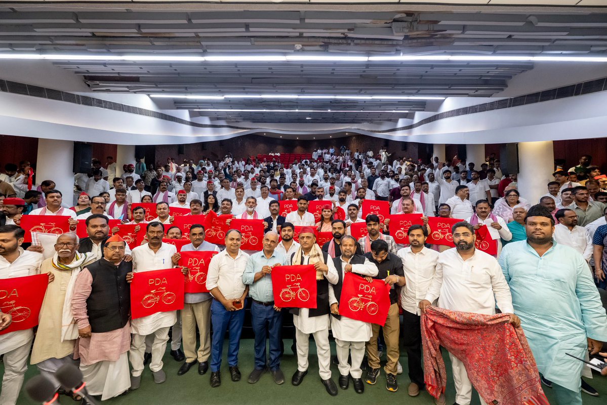 yadavakhilesh's tweet photo. जेन ज़ी और जनता के आक्रोश से बचने के लिए अब संगी-साथी ‘बात की ढाल’ बना रहे हैं। एक जेन ज़ी पर तोहमत लगा रहा है, तो दूसरा अपने को बचाने के लिए उनकी तारीफ़ों के पुल बाँध रहा है। ये संगी-साथी समझ गये हैं कि पढ़ी-लिखी नई पीढ़ी को वो अपनी सत्ता प्राप्ति की सीढ़ी नहीं बना सकते हैं। जब शताब्दी वर्ष में दो शीर्षस्थ लोगों के विचार एक-दूसरे के विपरीत हैं तो समझ लीजिए सब डर के मारे अपने-अपने को बचाने में लग गये हैं। स्वार्थ के संगी-साथियों के संग की मियाद पूरी हुई। शताब्दी वर्ष, समाप्ति वर्ष में बदल गया है। देश-समाज और भाईचारे को बाँटनेवाले नकारात्मक लोग आपस में ही बँट कर पूर्ण-संपूर्ण पतन की ओर जा रहे हैं। सदैव के लिए संगी-साथियों के भूमिगत होने का समय आ गया है।

इस 15 अगस्त से भाजपाई नकारात्मक राजनीति से आज़ादी का नया आंदोलन शुरू होगा।