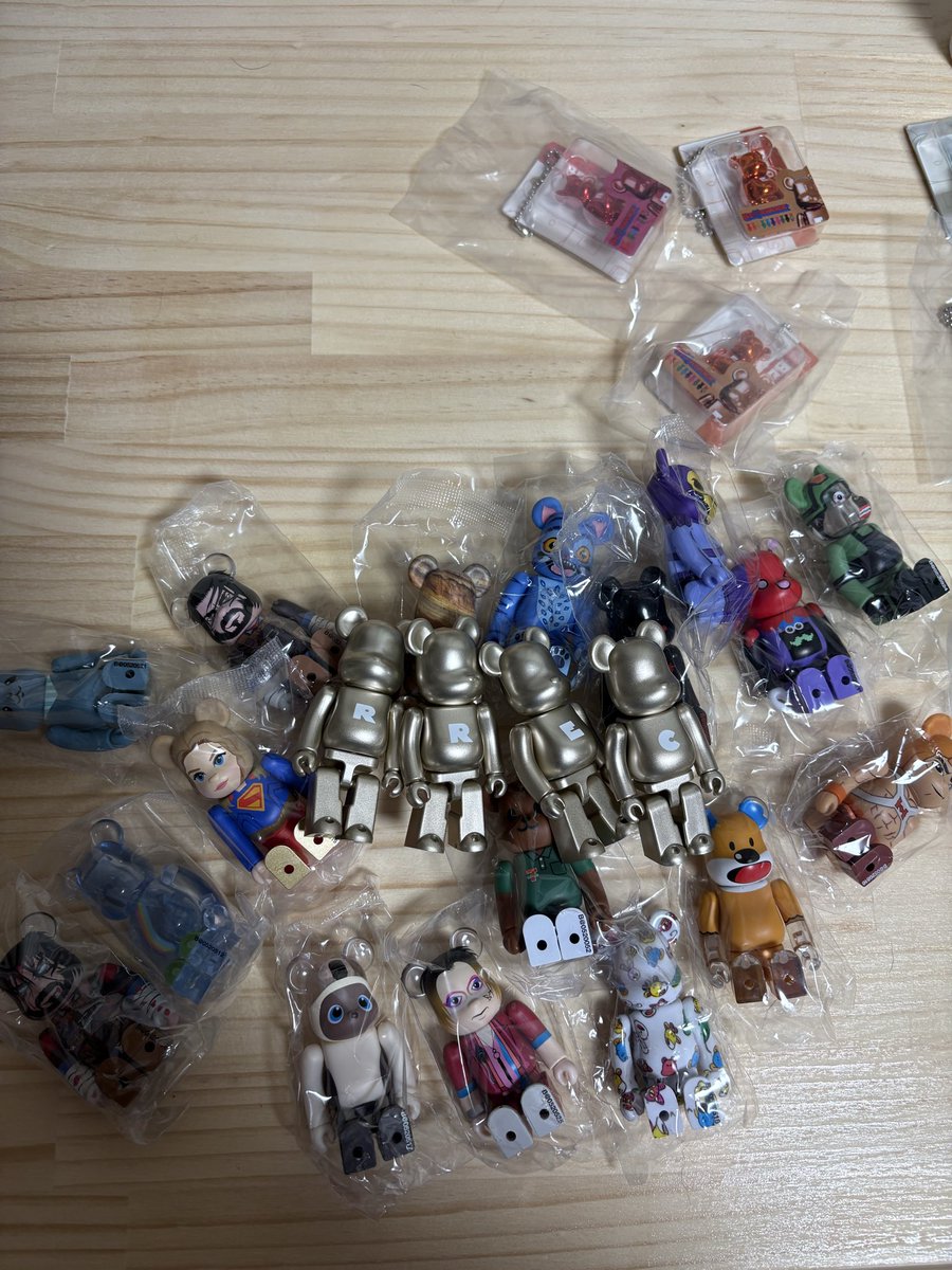 shaoron2525's tweet photo. とりあえず、セブンイレブン出てよかった♪シリーズ52 1パック目開封
#ベアブリック　#SERIES52 https://t.co/55f5sYaP4m