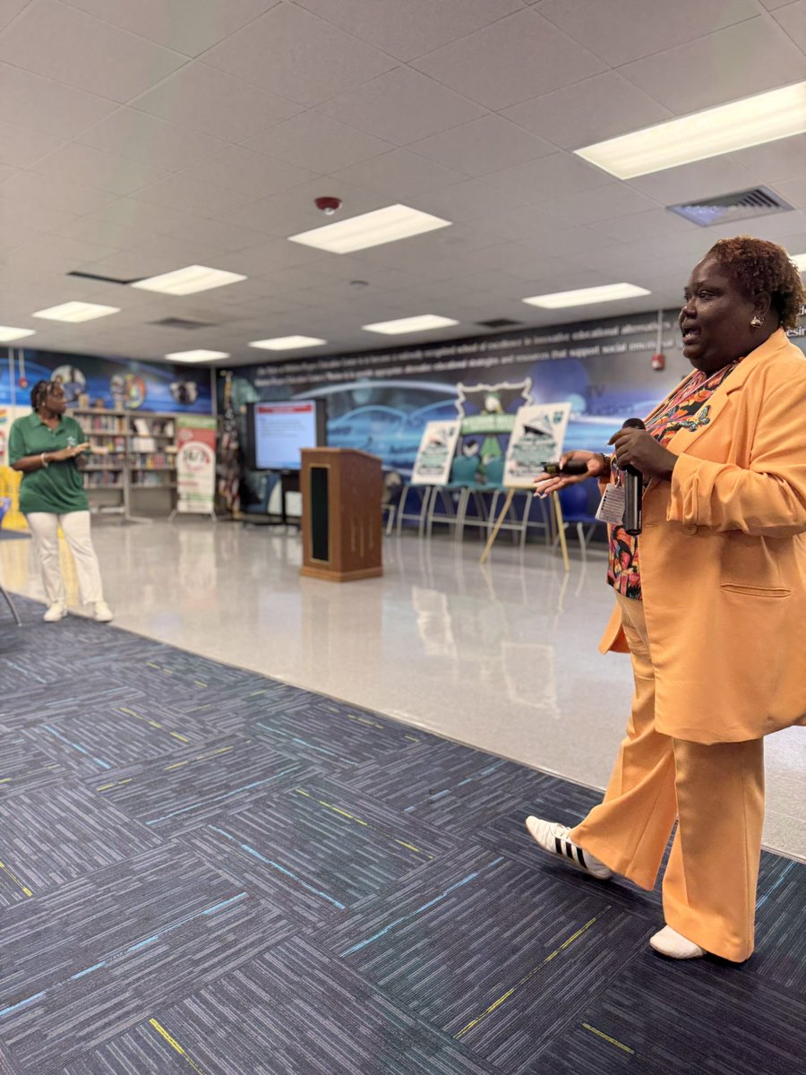 WhiddonRogers's tweet photo. Kicking off the last day of planning week with an #EasingIn session for our new Principal, Ms. Merchant-James! Thank you to Sheneka Blue of @BCPSLeadership for hosting this informative &amp; effective session 💚💙🦅 @browardschools @BCPSCentral @ECharisse25643 @DrNesmith_Dir https://t.co/0nrsU90lxW