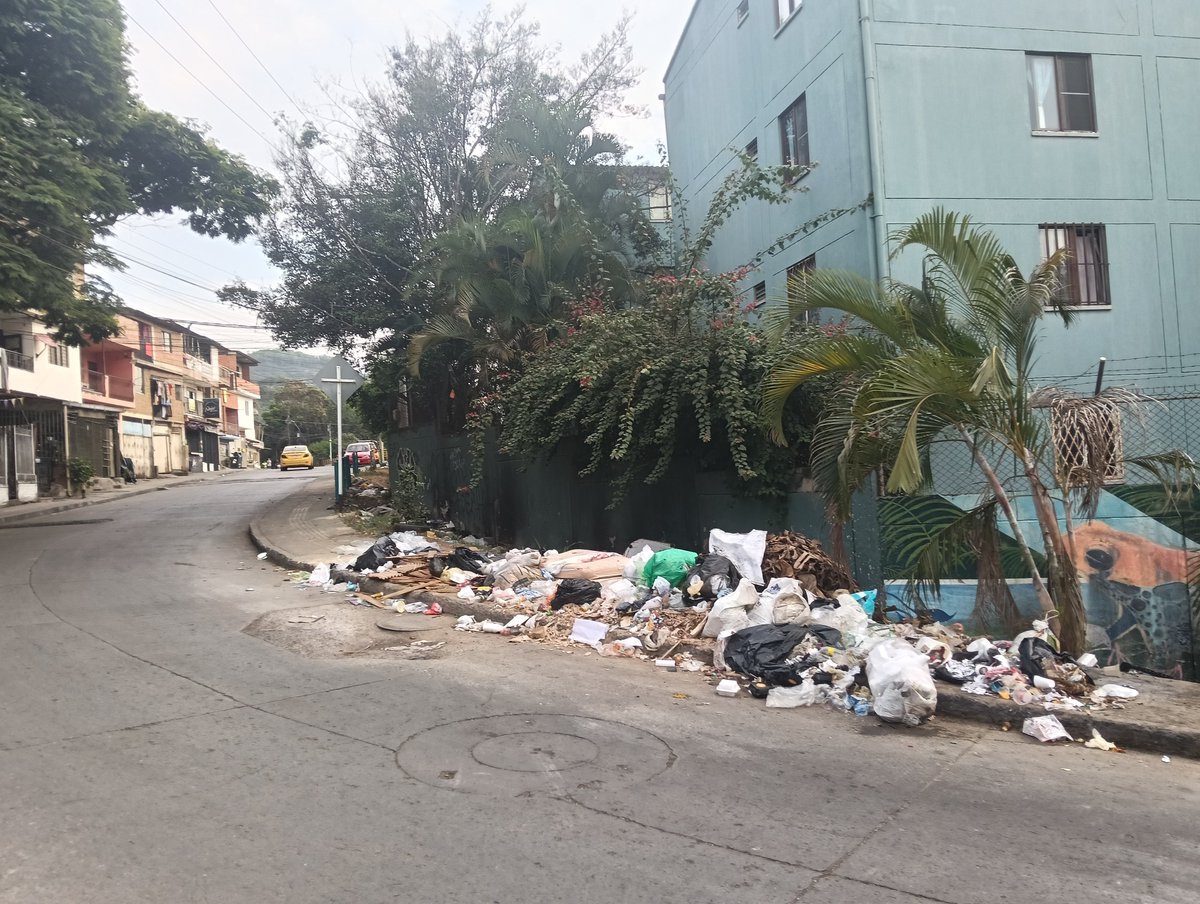 Rondon730's tweet photo. Está es la Cali, que no quieren que se vea, llena de basuras y en total abandono, Calle 2 oeste con 69, así permanece, llena de basuras, con un problema de salubridad que día a día aumenta, pero aquí no pasa nada, no tenemos un  alcalde que haga su trabajo 😡 https://t.co/a7rgKeEE33