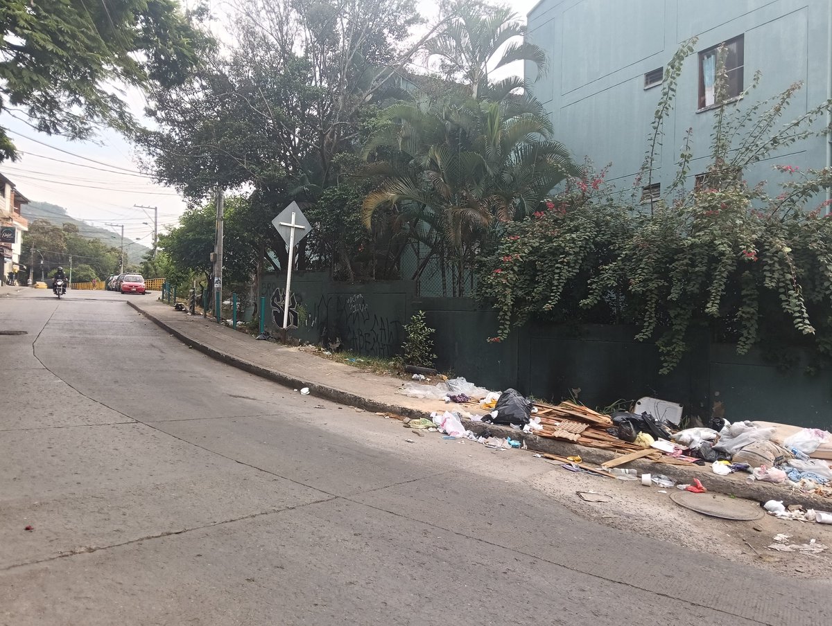 Rondon730's tweet photo. Está es la Cali, que no quieren que se vea, llena de basuras y en total abandono, Calle 2 oeste con 69, así permanece, llena de basuras, con un problema de salubridad que día a día aumenta, pero aquí no pasa nada, no tenemos un  alcalde que haga su trabajo 😡 https://t.co/a7rgKeEE33