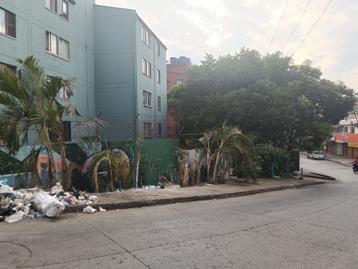 Rondon730's tweet photo. Está es la Cali, que no quieren que se vea, llena de basuras y en total abandono, Calle 2 oeste con 69, así permanece, llena de basuras, con un problema de salubridad que día a día aumenta, pero aquí no pasa nada, no tenemos un  alcalde que haga su trabajo 😡 https://t.co/a7rgKeEE33