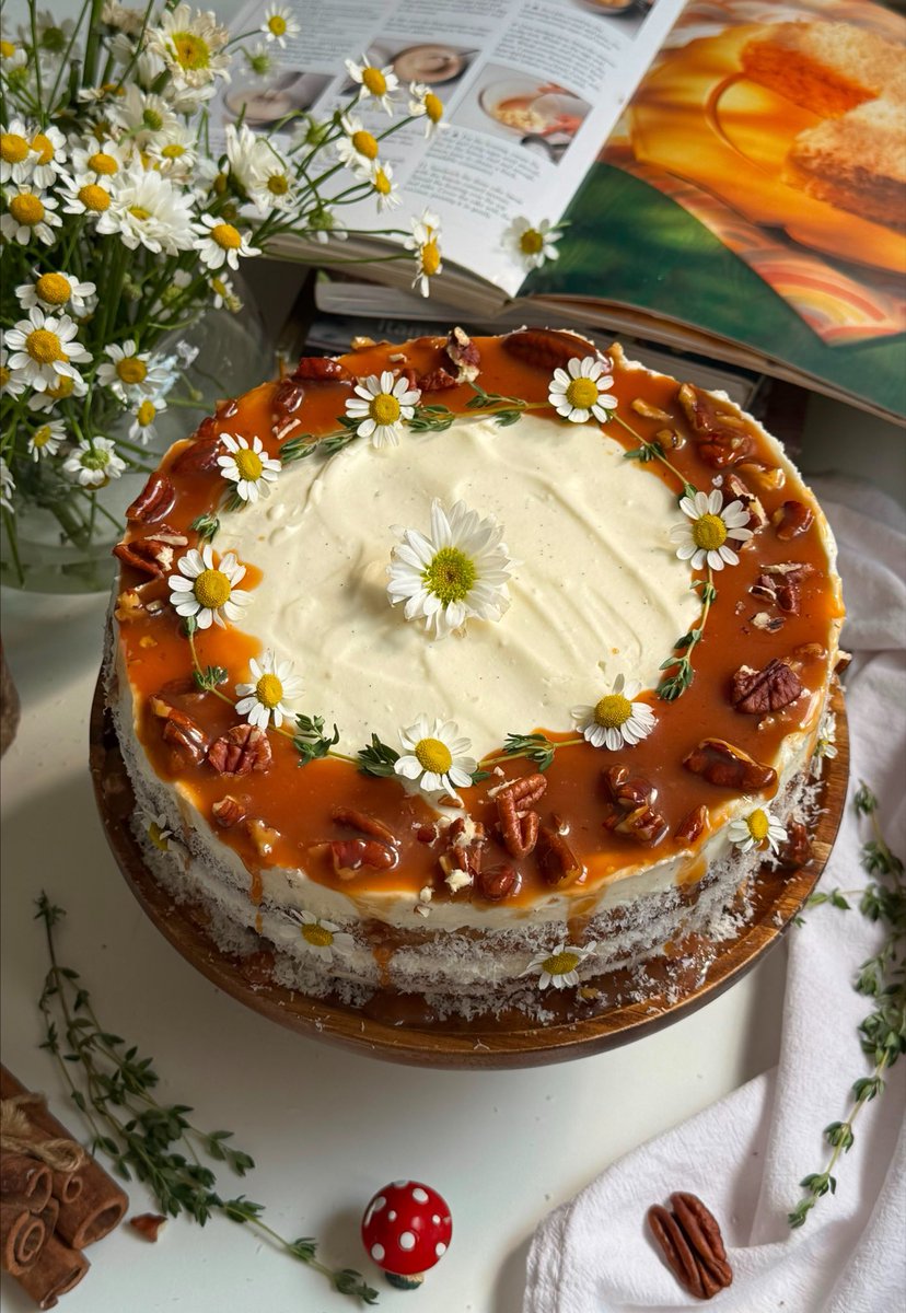 nadachief's tweet photo. كيكة الجمعة الحنونة❣️

كيكة الجزر والجوز بالزبدة البٌنية🍰🍯🍂🤎 https://t.co/bdzYh3LUJH