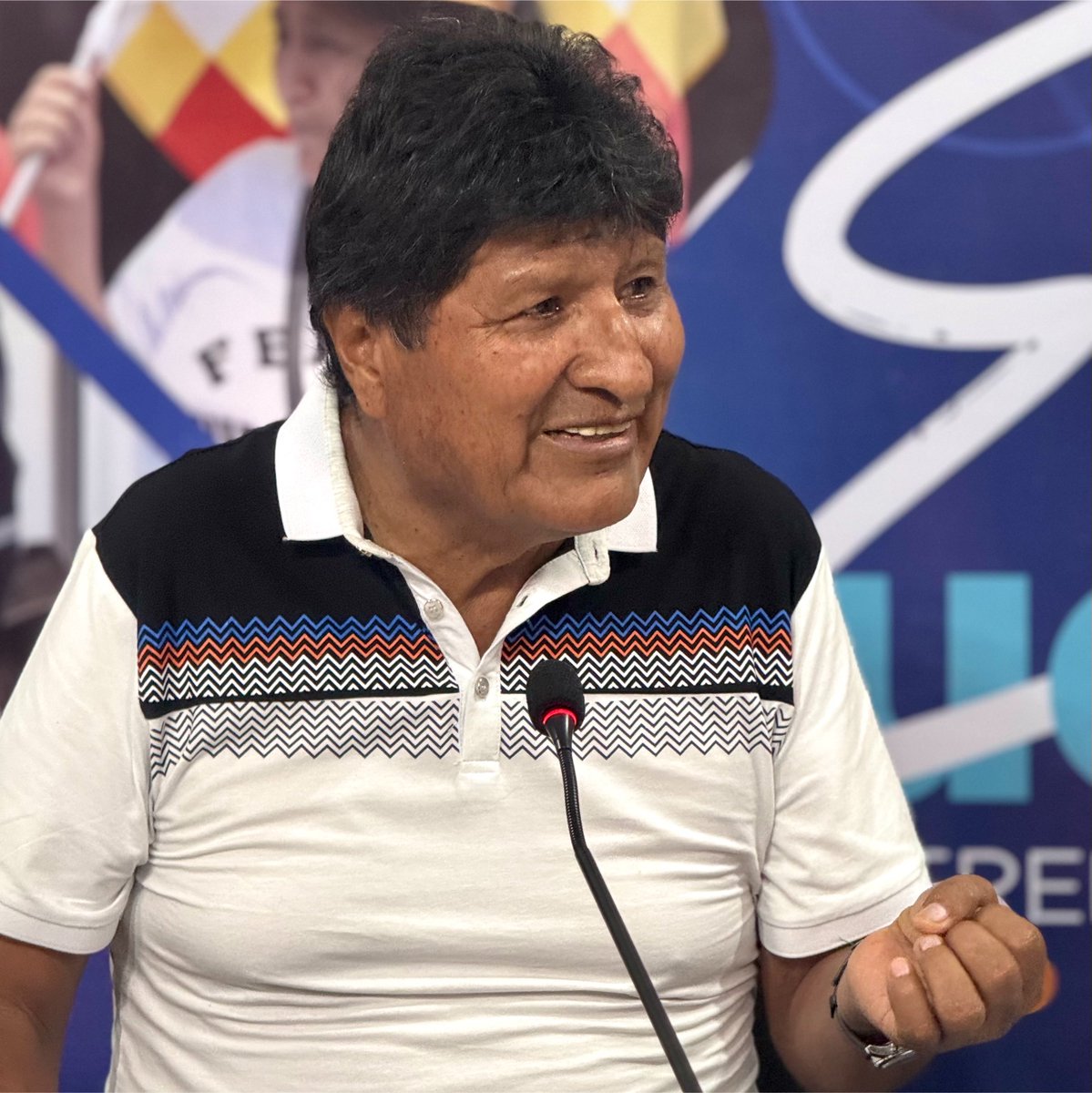 evoespueblo's tweet photo. El presidente Paz, continúa con su campaña de desprestigio a la gestión del proceso de Cambio bajo mi presidencia. Es necesario aclararle, y al pueblo boliviano, que entre 2006 y 2019, Bolivia registró una de las mayores inversiones públicas de su historia:

Salud: se invirtieron más de 2.000 millones de dólares, se construyeron 1.061 establecimientos de salud, se crearon 18.550 ítems y se lanzó el Plan Hospitales para Bolivia, el mayor programa hospitalario del país, con 49 hospitales proyectados en los nueve departamentos.

Educación: se invirtieron 2.150 millones de dólares en 4.800 unidades educativas nuevas, ampliadas o refaccionadas.

Vivienda: se destinaron 1.150 millones de dólares y se entregaron 153.229 viviendas sociales.

Caminos: se concluyeron 5.983 kilómetros y quedaron 3.500 kilómetros en construcción.

Teleférico de La Paz: se invirtieron 700 millones de dólares, con 10 líneas puestas en operación.

Tren Metropolitano Cochabamba: se invirtieron 470 millones de dólares en 12 trenes eléctricos.

Infraestructura deportiva: se invirtió aproximadamente 1.000 millones de dólares.

Nuestra política de Estado transformó las condiciones de vida de la población boliviana sacando a 3 millones de personas de la pobreza y dejando a Bolivia, por seis gestiones, como el país con mayor crecimiento de la región.

A su vez, el proceso constituyente permitió incluir a la ciudadanía (indígenas, campesinos, obreros,  mujeres y jóvenes), además de incorporar la declaración de derechos humanos más completa de un texto constitucional (derechos civiles y políticos; derechos económicos, sociales y culturales; derechos colectivos indígenas,  derechos ambientales, además de derechos especiales a favor de grupos etéreos vulnerables); en materia de lucha contra el narcotráfico la erradicación concertada, pacífica y resguardando los derechos humanos y la protección del medio ambiente permitió reducir los cultivos de hoja de coca a sólo el 8 % de la Región, igualmente la constitución del Centro Regional de Investigación Antinarcóticos (CERIAN), permitió capturar a mas de una veintena de peces gordos del narcotráfico, entre ellos seis de los diez más buscados por Interpol, con resultados destacados y reconocidos por los organismos internacionales y la comunidad internacional.

Finalmente, en el ámbito internacional asumimos la Presidencia del G77+ China, la Presidencia pro tempore de CELAC Y UNASUR, fuimos sede y ejercimos la presidencia de cónclaves internacionales como la Cumbre por los derechos de la Madre Tierra,  con sede en Tiquipaya, así como reuniones binacionales con presidentes y gabinetes de diferentes paises de la región que tuvieron como sede a ocho de los nueve departamentos de Bolivia. 

Las mentiras nunca podrán cambiar los hechos, ni borrarnos de la memoria del pueblo boliviano. Durante el proceso de cambio en Bolivia se sentía la estabilidad y el vivir bien!