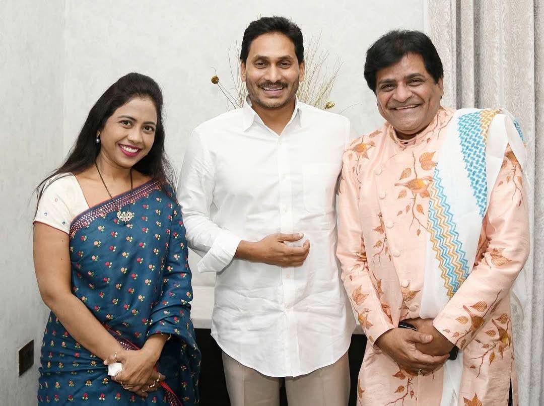 vismayahh's tweet photo. ఏంటి మళ్ళీ అలీ గారు కలవడం 🤔 https://t.co/hBSfpuKZoc