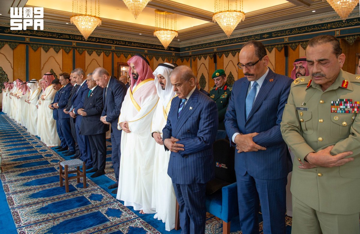 spagov's tweet photo. سمو #ولي_العهد وفخامة رئيس الجمهورية التركية ودولة رئيس الوزراء في جمهورية باكستان الإسلامية خلال أدائهم صلاة الجمعة بالمسجد الحرام بمكة المكرمة.
#اتفاقيه_مكة_للدفاع_المشترك
#واس https://t.co/W4eS9aASkA