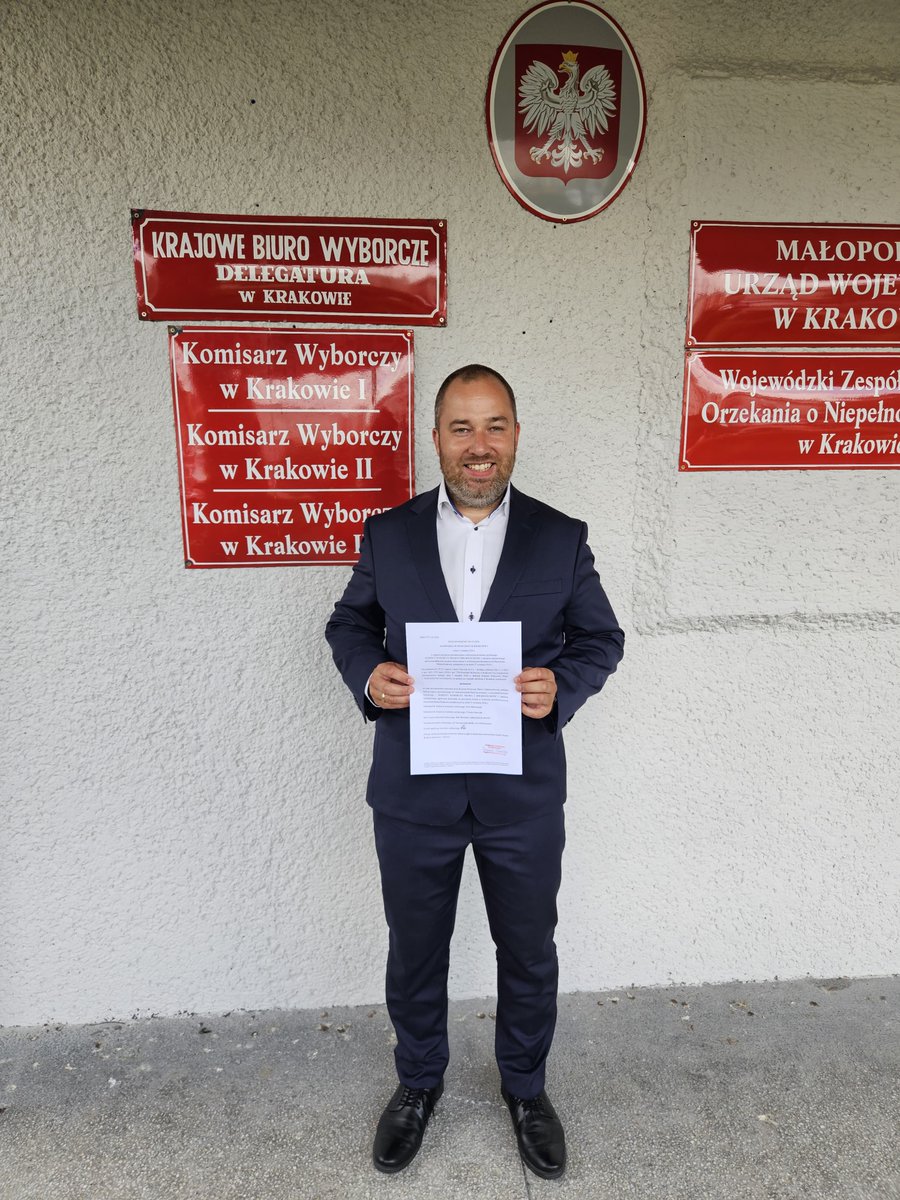 RafalBochenek's tweet photo. Radny Rady Miasta Krakowa @Michalowski_Krk  przed siedzibą Komisarza Wyborczego w Krakowie z dobrymi informacjami 🙂👏
Zarejestrowany został Komitet Wyborczy @pisorgpl w nadchodzących wyborach prezydenckich w Krakowie. Już jutro zapraszamy na Rynek Podgórski w Krakowie o godz. 1️⃣1️⃣:0️⃣0️⃣. 
Razem z naszym kandydatem Michałem Drewnickim startujemy w kampanijny bój o piękną przyszłość Krakowa🙂
Czas na zmiany💪
Wybory już 2️⃣7️⃣września🫡