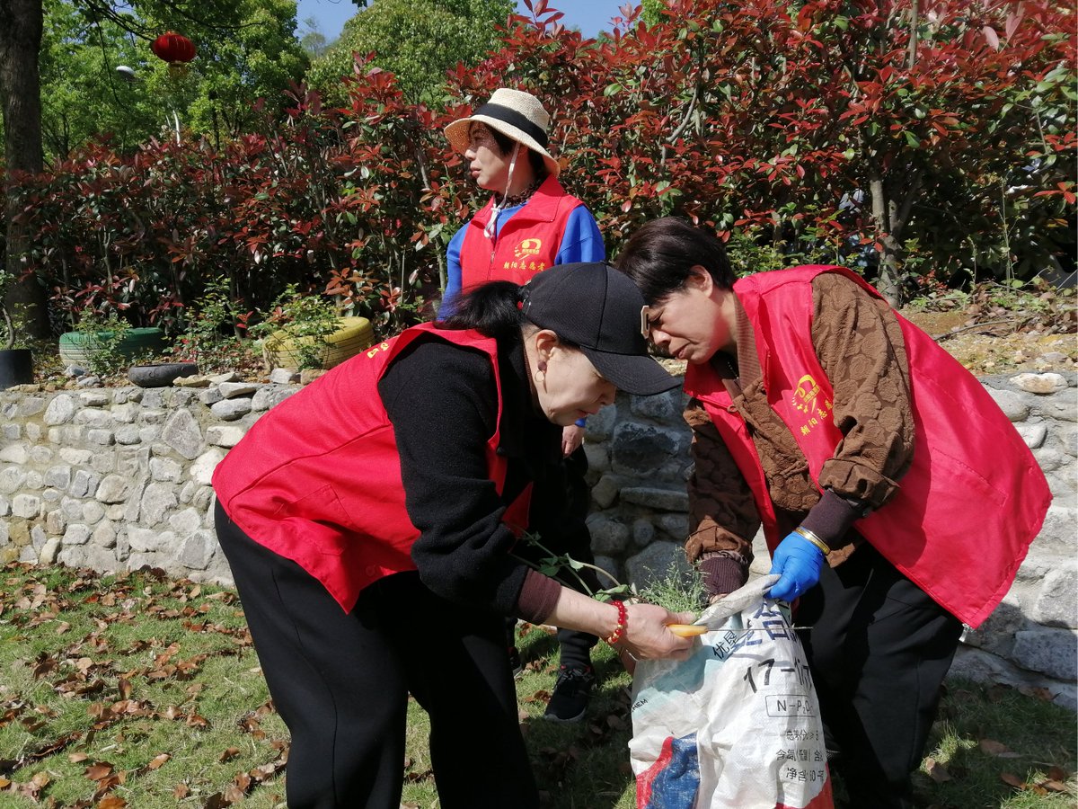 recheq's tweet photo. Join our community spring cleaning this Sat 9AM at Oak Park! Gloves u0026 snacks provided. Let’s spruce up our neighborhood together! https://t.co/HJbJoYGcBy