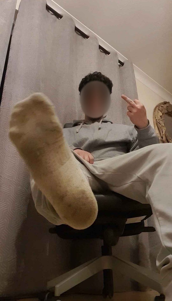 AlphaGodRay's tweet photo. Some old pics of my disgusting socks
#cashmaster #findom #feetworship https://t.co/RDYfTU0bsr