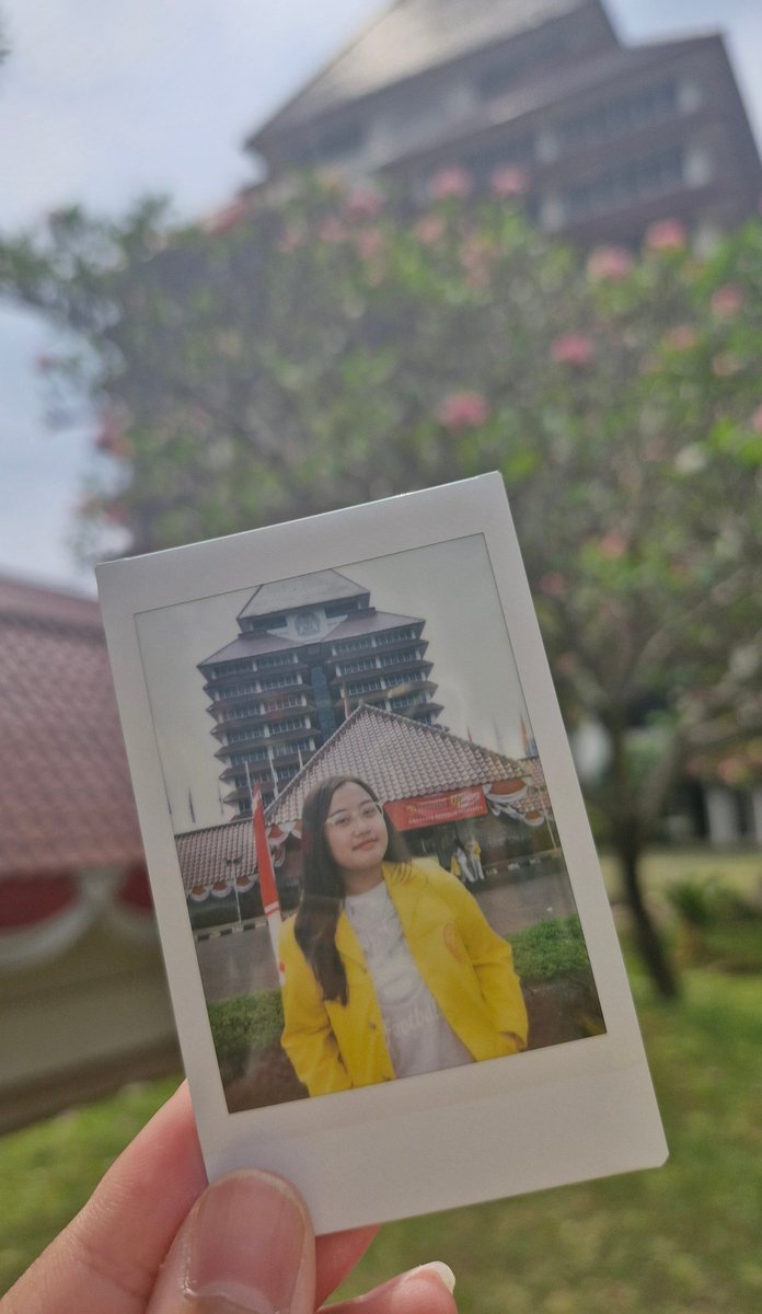 fisipstroberry's tweet photo. 2. foto polaroid
oiya, disekitaran rektorat bakal banyak yang buka jasa foto polaroid langsung cetak (pake instax). prices may vary tapi ini punyaku 25k udah oke bgt! lumayan buat ditaro di casing or tempel di kulkas kannn 🧏🏻‍♀ https://t.co/NDaVxD7Apb