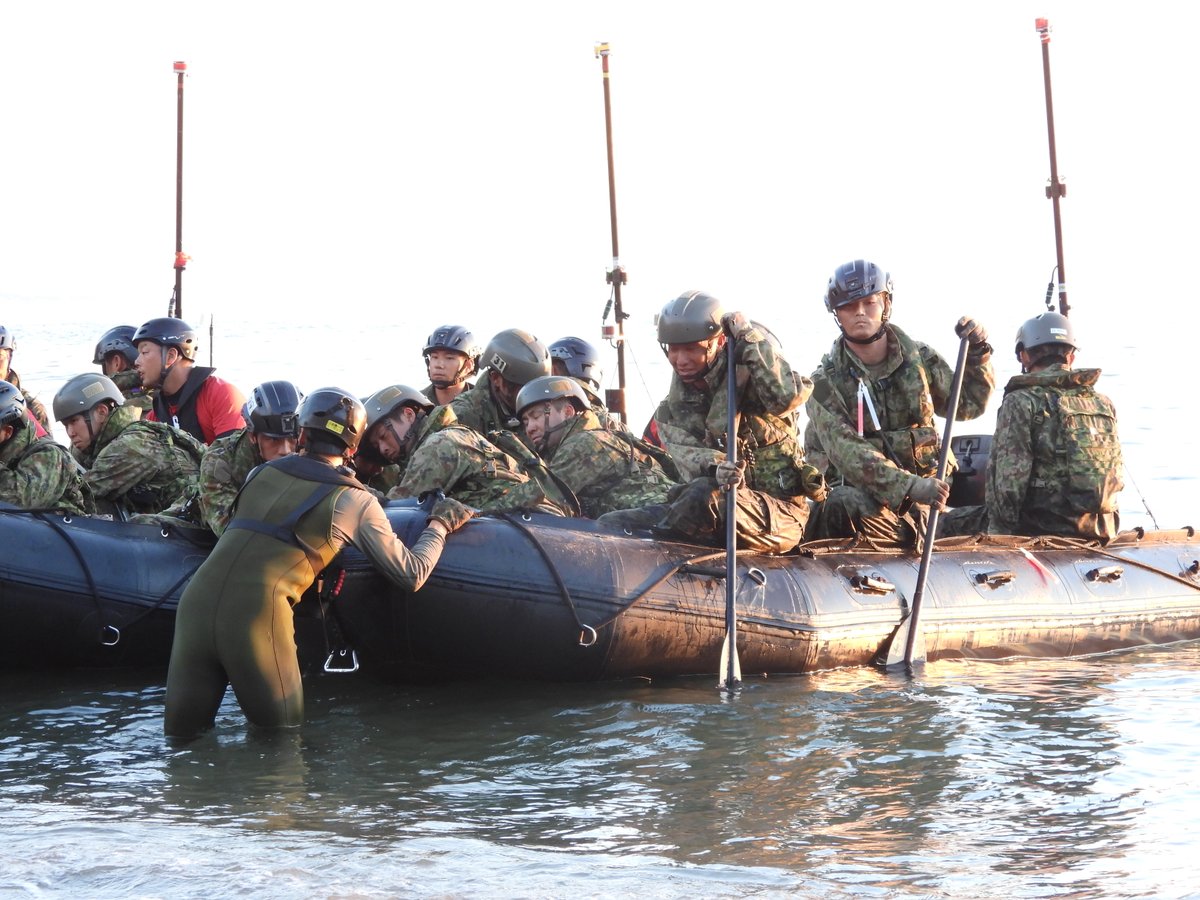 jgsdf_gcc_ardb's tweet photo. 【洋上潜入課程��
＃水陸機動教育隊 は洋上潜入課程を実施中です。写真は長崎県内の海岸で実施した隠密上陸及び総合訓練の様子です。洋上斥侯員として一連の行動が実施できるように教育を行いました。引き続き、精強な水陸両用戦闘員の育成のため教育を実施していきます。 https://t.co/WqgXs7xSCe