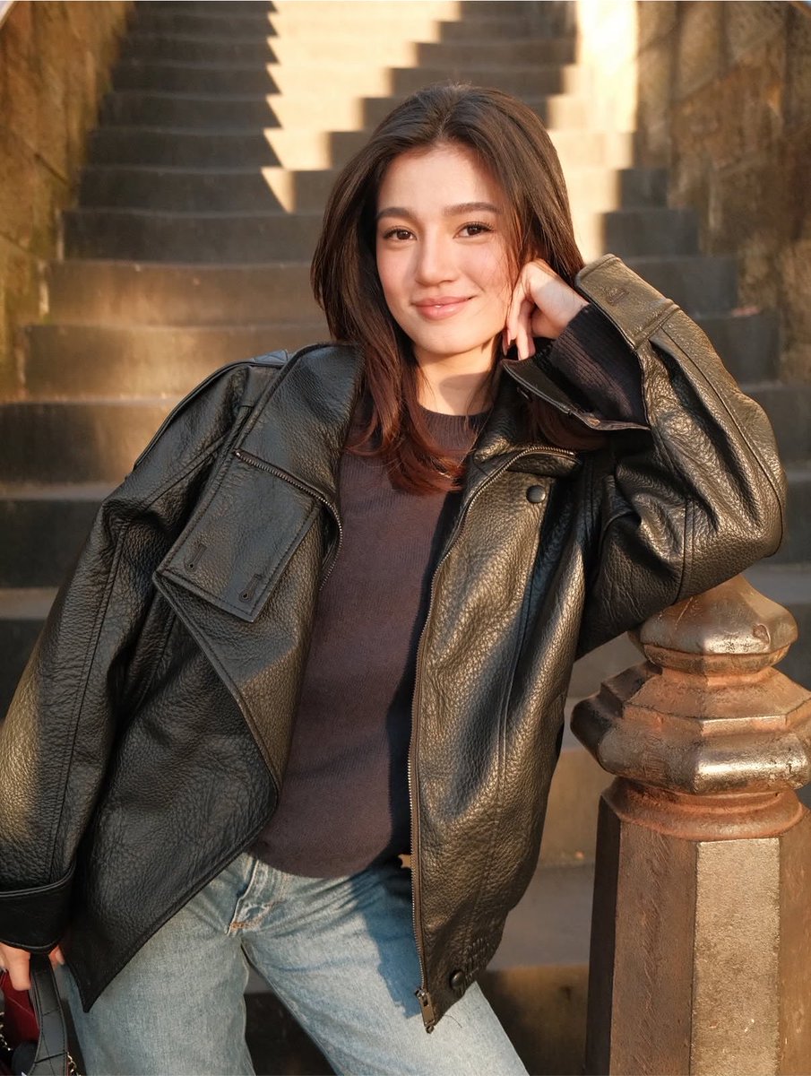 jisooperwoman's tweet photo. this photo of belle is so girlfriend coded i am obsessed https://t.co/62SX1Zl1ed
