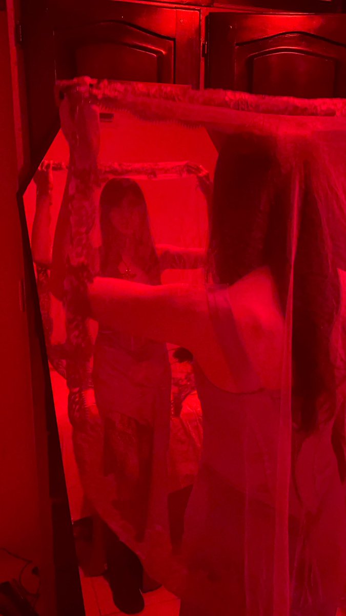 dietilamidelein's tweet photo. always red 🖤🥀 https://t.co/YkIKpNQXCw