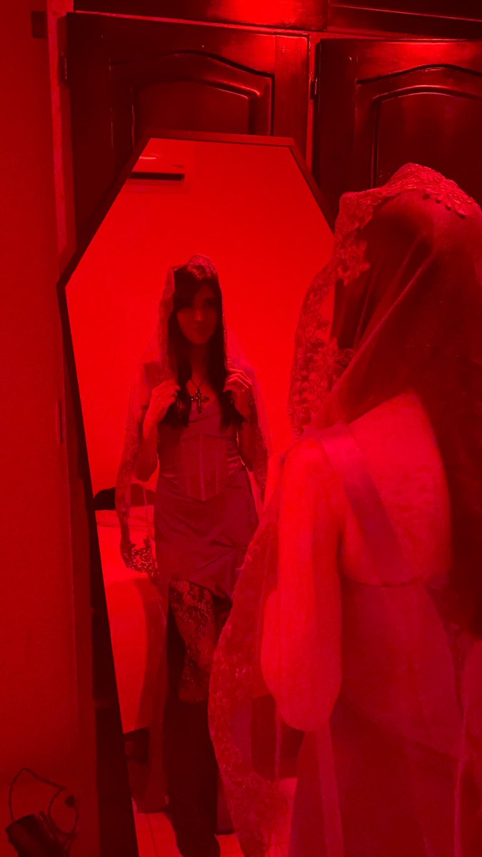 dietilamidelein's tweet photo. always red 🖤🥀 https://t.co/YkIKpNQXCw