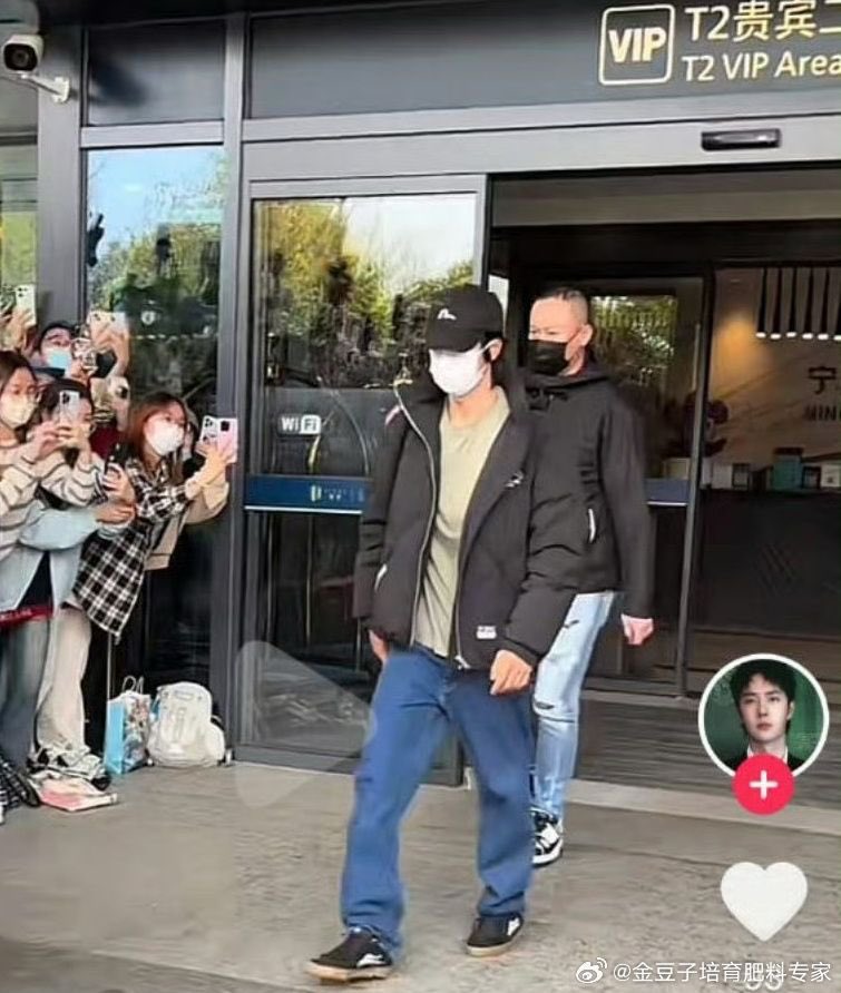 yibokyy's tweet photo. This is extremely funny qhen you recall how much they dragged other celebrities for less than this.

#WangYibo, the turtle body dysphoria is showing 🫢 I mean, we always have known he has a thing for his lack of grandma posture that no gym or orthopedic surgeon can fix https://t.co/lJMUAY6aFC