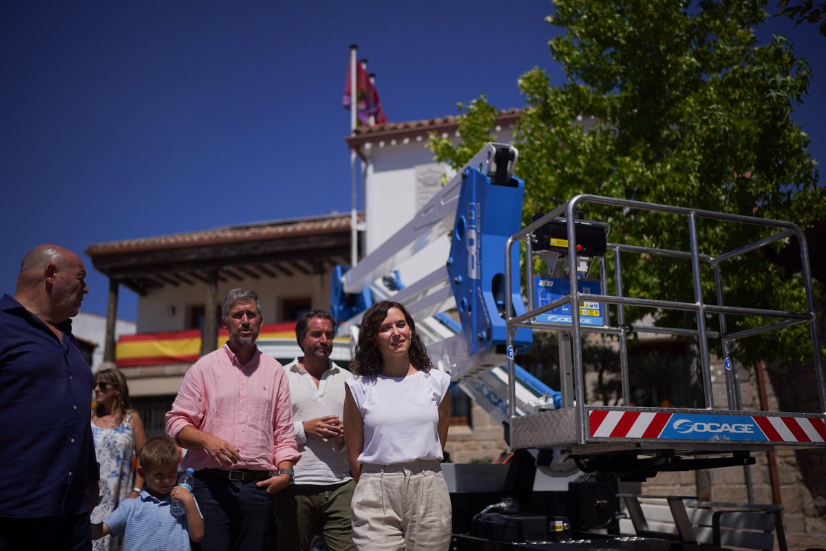 MA_GarciaMartin's tweet photo. Hoy hemos constituido en Aldea del Fresno la Comisión para la Recuperación de la Sierra Oeste donde hemos aprobado una Campaña de Promoción de la zona y nuevas medidas para su reactivación económica.

En Navalagamella hemos supervisado los nuevos vehículos y maquinaria que la @ComunidadMadrid pone a disposición de los ayuntamientos.
