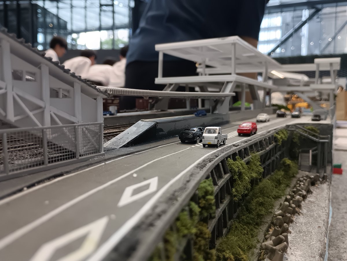 KM_RailwayClub's tweet photo. 無事に1日目が終了しました！
私たちの制作した作品を多くの方々に見て頂き、とても嬉しいです！
部誌も順調に配布が進み、残り110部となりました。売り切れ御免！
明日・明後日もよろしくお願い致します！

最後に作品の紹介動画を↓
https://t.co/tGYoVxia4X

#鉄道模型コンテスト2026 https://t.co/tqASitAFSk