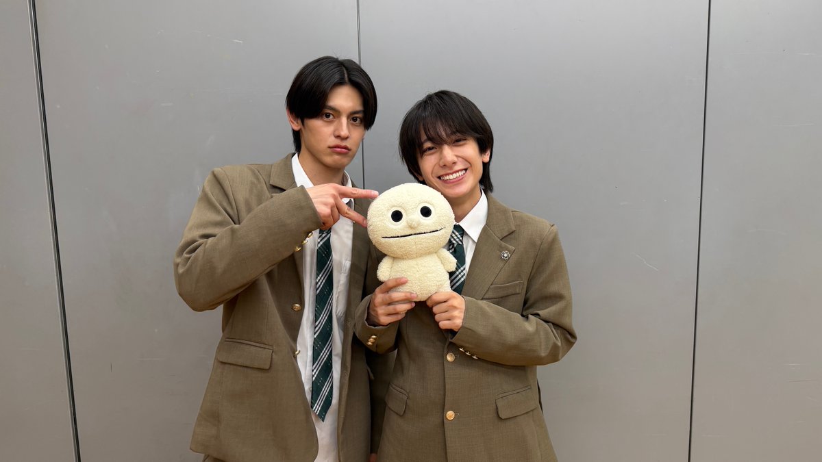 Ume_bsfuji's tweet photo. ◤　　　　　　　　　　　　　　　　　◥
　　　　　　席替えしたら、
どうやら後ろの男が俺のこと好きらしい
　　 　　いよいよ本日25:00～
　 　 　BSフジで放送スタート✨
◣　　　　　　　　　　　　　　　　　◢

主演の #元之介 さん #小西詠斗 さんと
BSフジ公式キャラクター #フムフムン
の3ショットをお届け📸
#フムフムンと一緒

「好きだよ。ずっと前からお前のことが好き」
席替えから始まる!? 正反対な 2 人の恋💖
ついに全国放送開始です📺✨

#セキスキ まもなくの放送をお楽しみに！

@sekigae_drama @gennosuke_staff @Eightkns 
https://t.co/6VzHxzIHxG