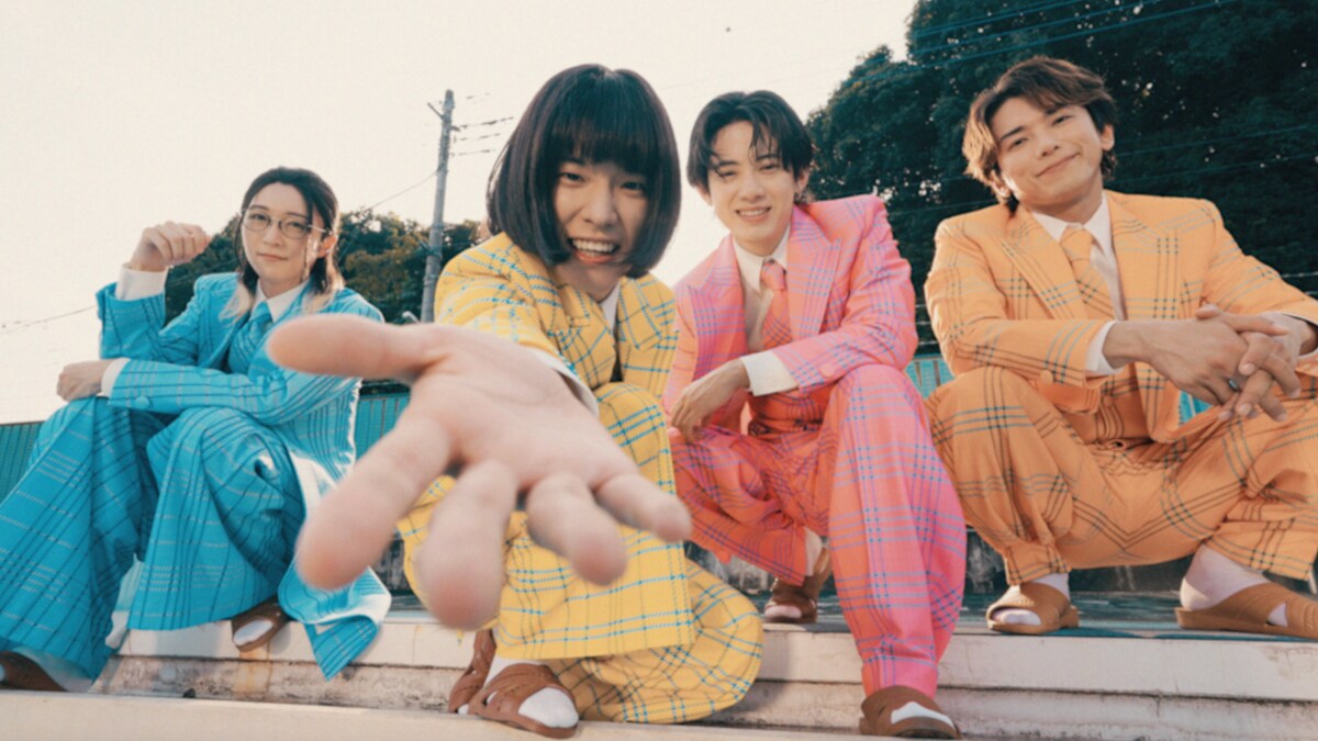 natalie_mu's tweet photo. モナキ新曲MVに新衣装で登場、なぜかプールに飛び込む（動画あり）
https://t.co/U9NRDgZ3JT

#モナキ https://t.co/YZTiC9LVrk