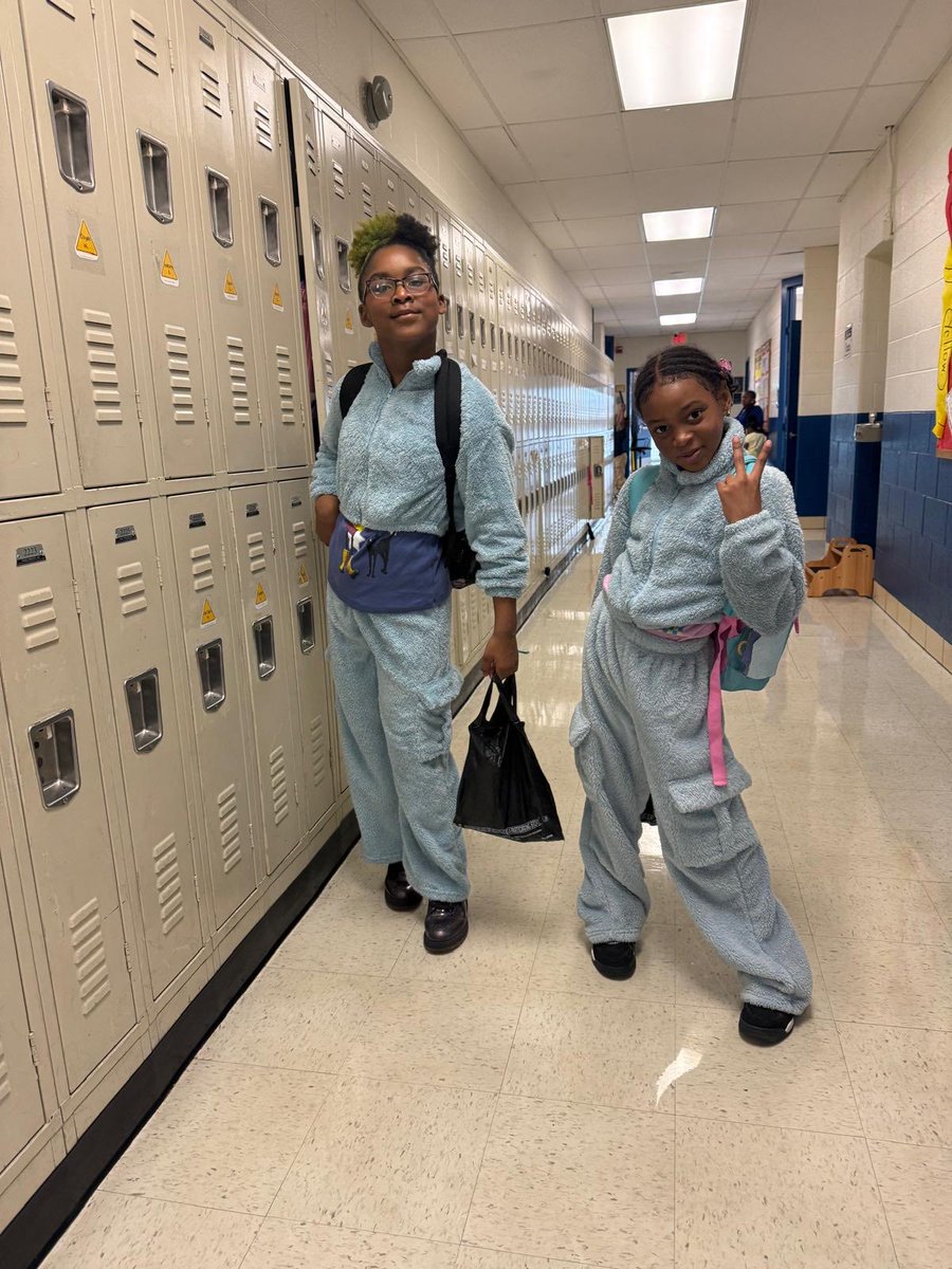 jonesbpmath's tweet photo. TWIN WHERE HAVE YOU BEEN!? 

#fpcsbp 
#onefriendship 
#aspiremore 
#friendshipsjourneyto30 https://t.co/3NxYEplo5R