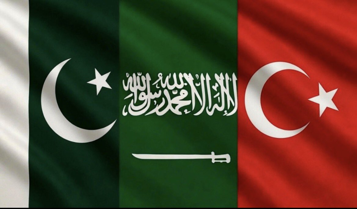Karak_Tactic's tweet photo. خطوة تاريخية وأبعاد استراتيجية عميقة في اتفاقية مكة للدفاع المشترك بين السعودية وباكستان وتركيا لا تمثل مجرد تحالف عسكري، بل هي إعادة رسم لخارطة التوازنات الإقليمية لحماية الأمن القومي وتأمين الحرمين الشريفين🇵🇰🇸🇦🇹🇷
#اتفاقية_مكة_للدفاع_المشترك #اتفاقية_الدفاع_المشترك https://t.co/ls1HWiQXWR
