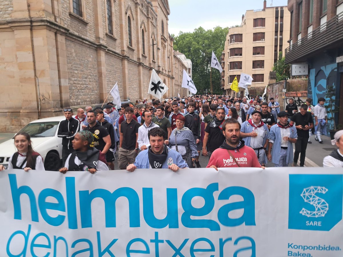 Osmado228307's tweet photo. Un año más, las calles de Vitoria se llenan de proetarras que aprovechan las fiestas para exigir la liberación de los presos de ETA, humillando a las víctimas del terrorismo y blanqueando décadas de horror. Es intolerable que esto siga ocurriendo con total normalidad
#ProEtarras https://t.co/J8vMyTd9oB