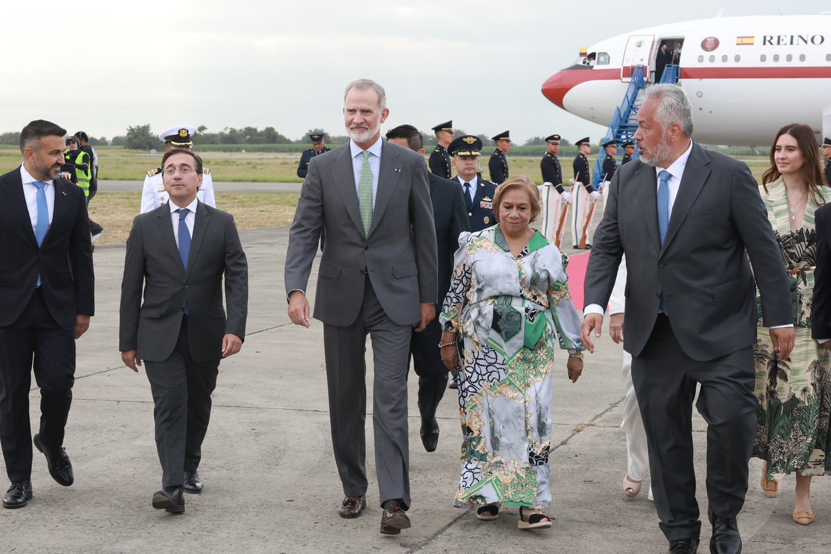CasaReal's tweet photo. 🇨🇴 Llegada del Rey al Aeropuerto Internacional Alfonso Bonilla Aragón, en Cali (República de Colombia), para asistir a los actos oficiales con motivo de la ceremonia presidencial de Abelardo de la Espriella.

➡️https://t.co/81wwhJ2DyG https://t.co/EcDRQ5yUGQ