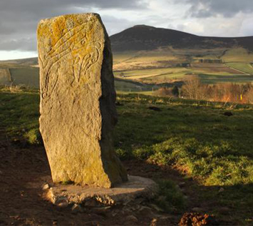 ivandiazsm's tweet photo. En 2018 se confirmó que los pictos, sociedad de la Escocia de la Edad del Hierro, desarrollaron un sistema de lenguaje escrito hacia los siglos III-IV d. C. El estudio, liderado por Gordon Noble, de la Universidad de Aberdeen y publicado en la revista "Antiquity", empleó la https://t.co/cFGzXBBVcb