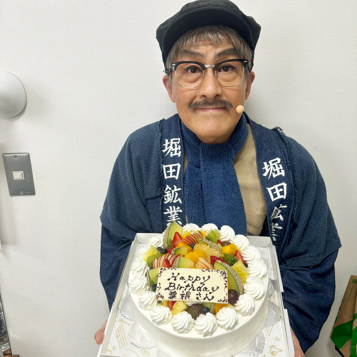 SHINKANSENinfo's tweet photo. 本日8/7は粟根さんのお誕生日でした。
カーテンコール でお客様と一緒にお祝いをしました。
ここは博多！ということで、チョコレートショップのケーキです。
おめでとうございます！ https://t.co/RiLTPOj7dq