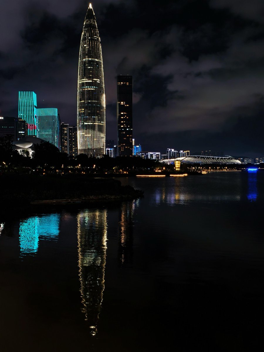 Berniece46359's tweet photo. Skyscrapers pierce the night, lights reflect on the lake's surface, and the city's prosperity is encapsulated in their reflections. #cityscape #nightviewphotography https://t.co/T9781kaUlP