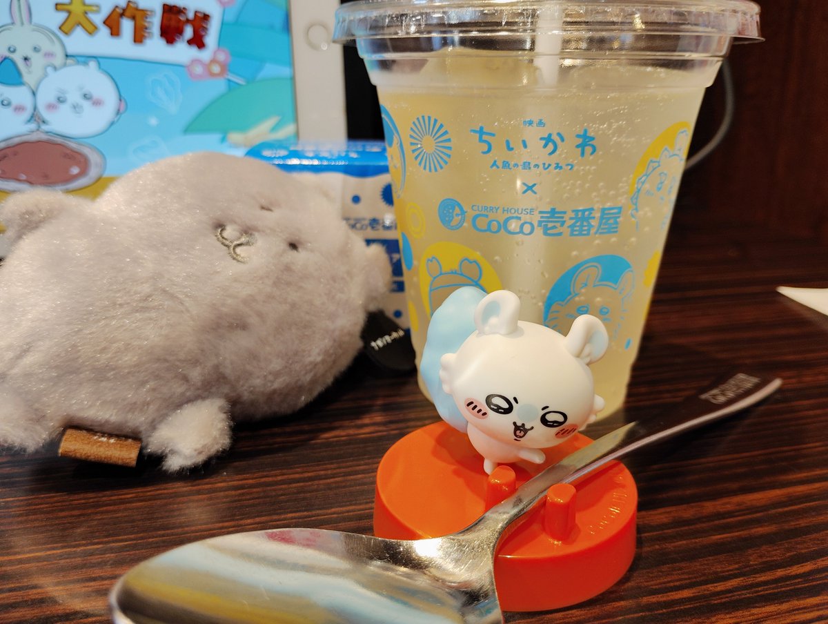 MiccaIn's tweet photo. 映画ちいかわ×CoCo壱番屋
カレー大作戦🌺第２弾🌺

チキンと夏ベジのスパイスカレー🍛
レモンスカッシュ🍋

モモンガ💜でたぁ🥄(*´∀`*)ノ

#ココイチ #ちいかわ https://t.co/tF0ApNjJ3j
