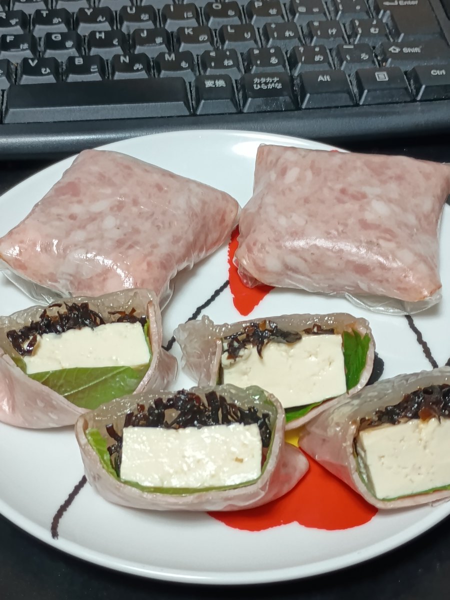 avotofukitchen's tweet photo. 以前買ったライスペーパーがあったので簡単に生春巻きを作った。工夫次第でさらに美味くなりそうだこれ😊 https://t.co/G8HbeUty58