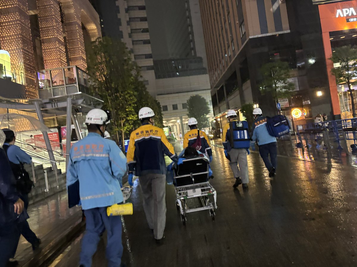 Kemu5555's tweet photo. リアルの不満言うの初めてだけどあまりに腹立つんで書きます
写真の3名で新宿で飲んでたらしく、(全員未成年)爆撃にゃみが酔い潰れたことで俺が終電の時間に呼ばれました。

その後、爆撃にゃみが嘔吐やまともじゃない状態のことから自分が判断に迷っていると警察や救急車を一般の方が呼んでくれました https://t.co/ZaVvL0Wyhq