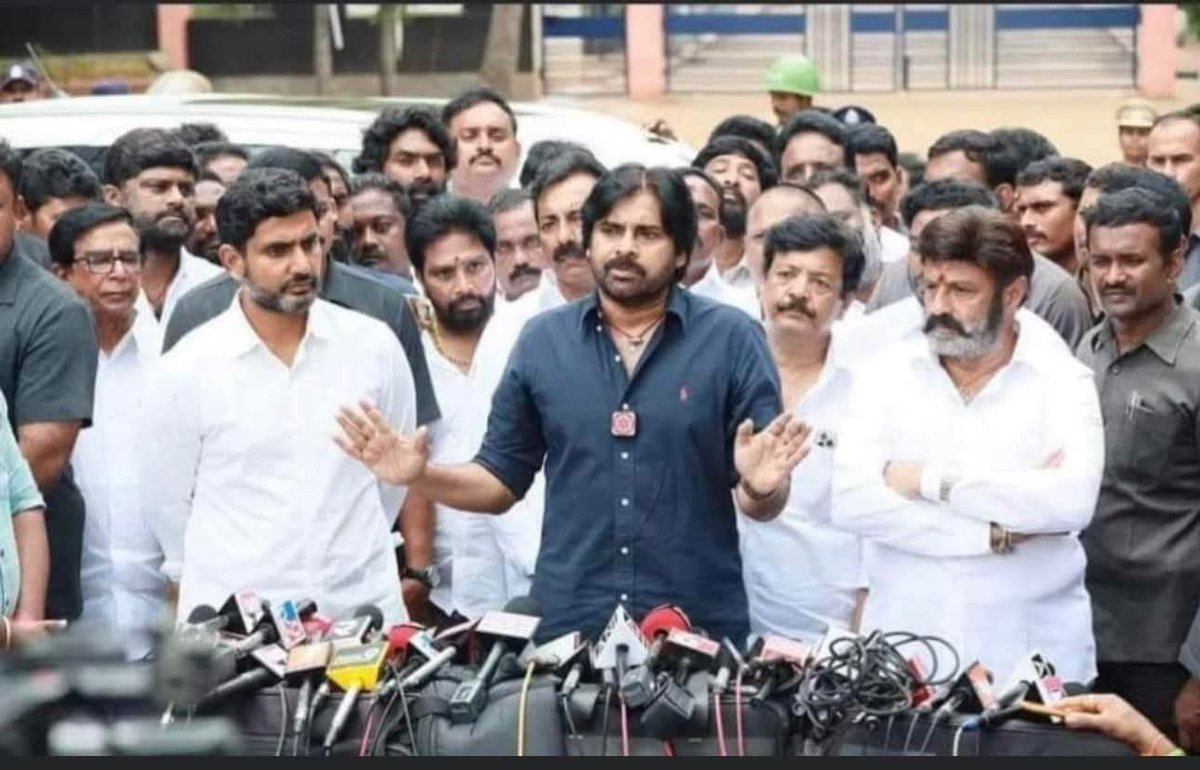 DeviSPKM's tweet photo. @Balaarka5 @IAmVarunTej @NagaBabuOffl ఇది మీ బ్రతుకు 
అయన వచ్చేవరకు 
పోత్తు పెట్టుకుందాం అని అడుక్కున్నది చెంభా https://t.co/hxo8719gwT