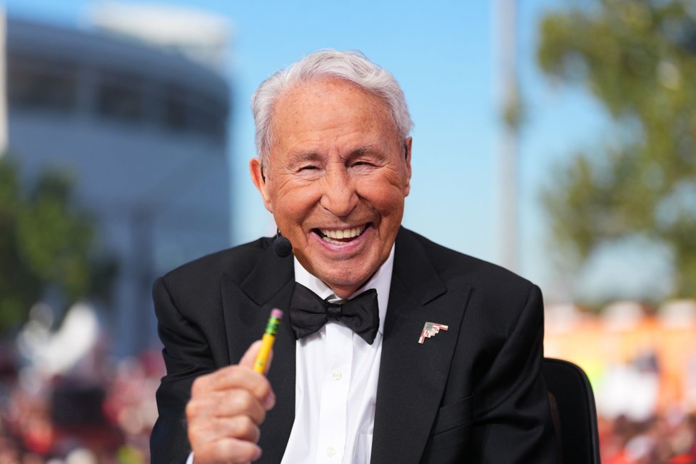 bhofheimer_espn's tweet photo. Happy 91st birthday to the great Lee Corso!

During his 38 seasons on ESPN's @CollegeGameDay, LC made 431 headgear picks all-time. One of the most beloved figures in the history of college football. https://t.co/4f5L8V9lq6