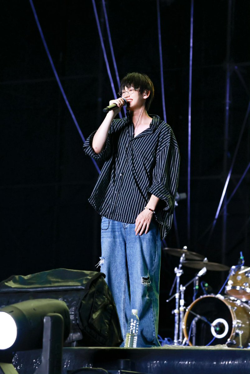 AKdengnihuilai's tweet photo. Rehearsal cho fes ngày mai đây 🥰 cả nhà hãy cổ vũ AK thật nhiều nha 🥰

#AKOOLMAN #AK刘彰 #LiuZhang #Akira #AKLưuChương https://t.co/MmZvS2Hlbr