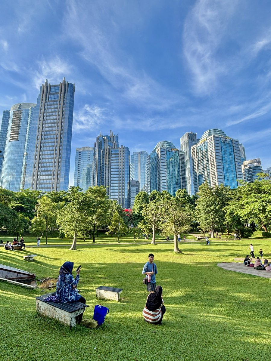 ohrobiiin's tweet photo. Jakarta mode New York vs Jakarta mode Delhi https://t.co/NUAXbOL9kG