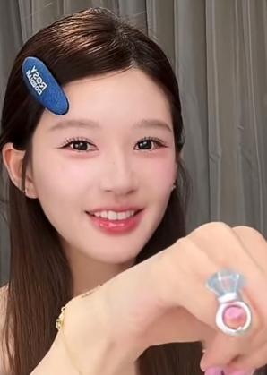 lusiwonii179's tweet photo. 🌹: "Marry me, baobei. You won't be treated badly if you join our Zhao family." 😭 

She really proposed with a toy ring AND even didn't even let us think before proposing.😭🤣
#ZhaoLusi 
#ZhaoLusixTOPTOY https://t.co/TSjRJ5OE2a
