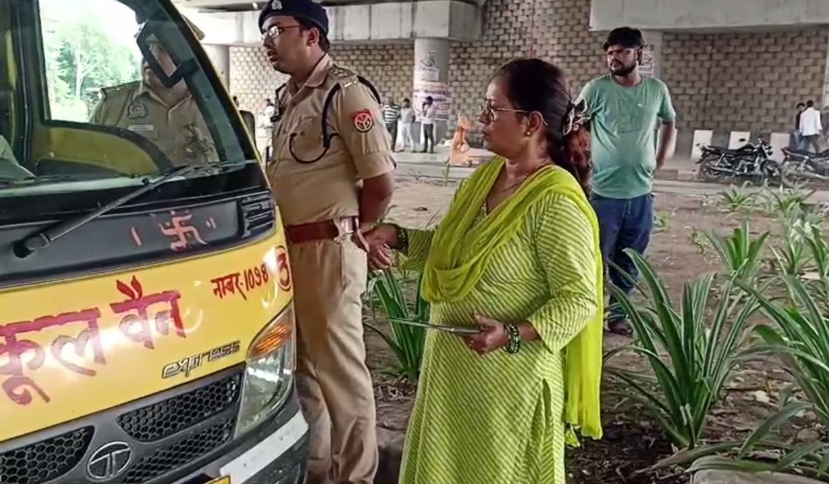 jmdnewsflash's tweet photo. कन्नौज
🔘 स्कूली वाहनों पर एआरटीओ का शिकंजा
🔘 चेकिंग में कई स्कूल वाहनों के चालान
🔘 बच्चों की सुरक्षा पर एआरटीओ सख्त
🔘 पाल चौराहे पर चला चेकिंग अभियान
🔘 नियम तोड़ने वाले वाहन चालकों पर कार्रवाई
#Kannauj #ARTO #SchoolVehicles #RoadSafety #ChildSafety #TrafficRules #TrafficChecking @ArtoKannauj