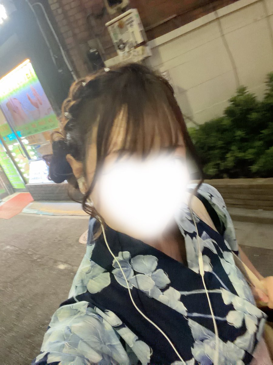 rumina8x's tweet photo. 浴衣だーいすきなんだけど、白の浴衣と紺の浴衣どっちが可愛いと思う？？🥹

自分で着付けもできちゃうんだよ( ˶ｰ̀֊ｰ́˶)

帯もちゃんと自分で結べるし、下駄も持ってる✊🏻 https://t.co/EpR3azE54K