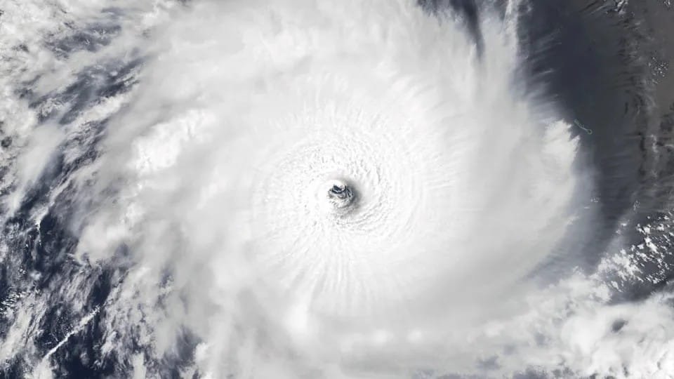 ClimaPress's tweet photo. "Ciclone Bomba"
Fenômeno pode provocar ventos de até 110 Km/hora no Río de Janeiro. 
Uma frente fria associada ao fenômeno natural está prevista para chegar ao Estado, principalmente na Costa Verde, Região Serrana e a Região Metropolitana. 
37° Graus.
Pôr do Sol: Às 17:34 horas. https://t.co/EEr4dgLSHu
