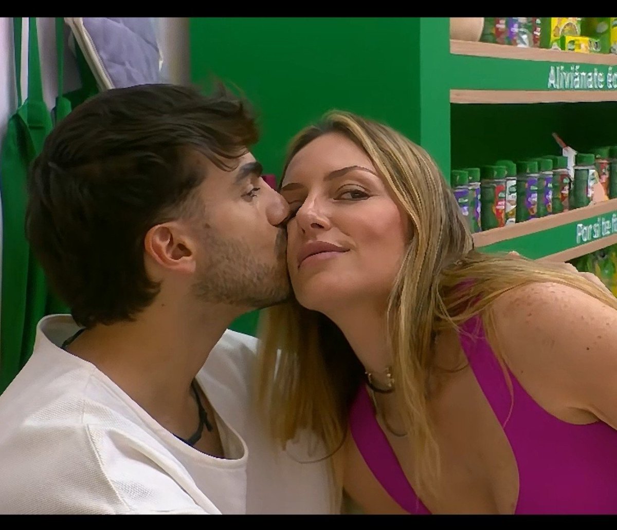 Franavi10's tweet photo. Ya entendí porqué Fede tiene tantos shipeos. Se lleva bien con todas las chavas.

Ahora las mujeres le dicen 'coqueto' y en temporadas pasadas una mujer que era amable y abrazaba a sus compañeros de put* no la bajaban.

Misóginas🤢

#LaCasaDeLosFamososMéxico #LaCasaDeLosFamososMx https://t.co/tyq0Kl0w3i