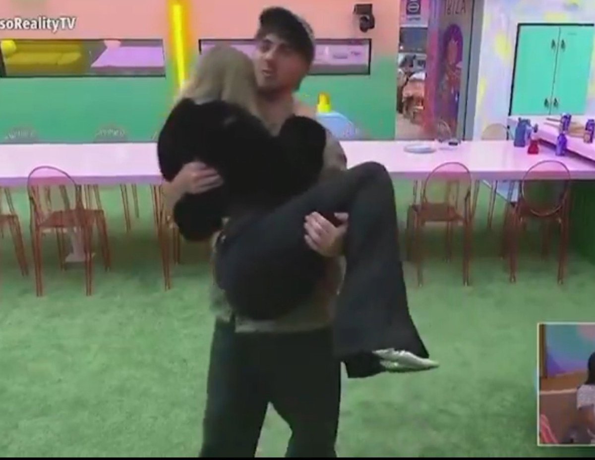 Franavi10's tweet photo. Ya entendí porqué Fede tiene tantos shipeos. Se lleva bien con todas las chavas.

Ahora las mujeres le dicen 'coqueto' y en temporadas pasadas una mujer que era amable y abrazaba a sus compañeros de put* no la bajaban.

Misóginas🤢

#LaCasaDeLosFamososMéxico #LaCasaDeLosFamososMx https://t.co/tyq0Kl0w3i