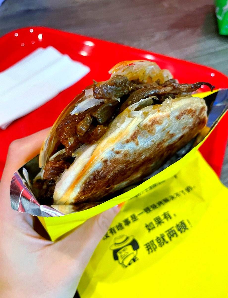 home08111's tweet photo. 藏在老巷的烟火气小店！刚出炉的肉夹馍外酥里嫩，咬开还流汁，配冰峰太绝了 https://t.co/104pD9G0qo