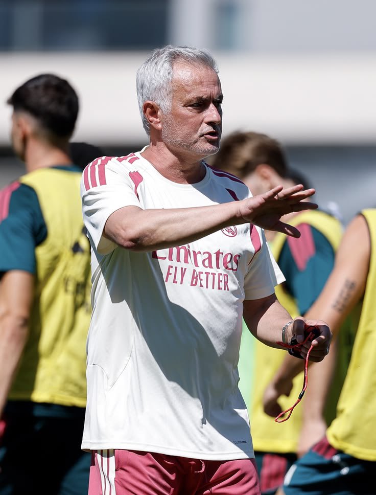 ActuFoot_'s tweet photo. 🚨 LES NOUVELLES RÈGLES IMPOSÉES PAR JOSÉ MOURINHO 🇵🇹 AU REAL MADRID 🤍👇 :

▫️ 🍽️ Nutrition beaucoup plus stricte : menus fixes au petit-déjeuner et à la collation. Les joueurs n’ont plus la liberté de choisir.

▫️ ⏰ Présence obligatoire à Valdebebas une heure avant l’entraînement. Tout retard entraîne une sanction, quel que soit le statut du joueur. 

▫️ 🏋️ Pas d’amendes financières pour les retardataires : la sanction consiste en une séance de musculation obligatoire, seul et à l’écart du groupe. 

▫️ 🏥 Blessures suivies au centre d’entraînement : les joueurs blessés doivent effectuer leur récupération à Valdebebas, matin et après-midi. 

Ils peuvent conserver des préparateurs personnels, mais le travail doit être coordonné et supervisé par le staff du club. 

▫️ 👥 Repas collectifs : Mourinho veut que joueurs et staff mangent ensemble à Valdebebas.

🗞️ @diarioas