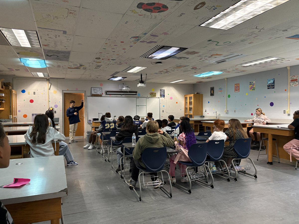 ChrisGearlds's tweet photo. Great day to be a Hawk at Decatur Middle School. #DecaturProud https://t.co/6xb1QTYQ5V