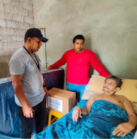 AlcaldiadeDaule's tweet photo. La Alcaldía de Daule, liderada por el Alcalde Dr. Wilson Cañizares, entregó asistencia humanitaria a una familia afectada por un incendio en Península de Ánimas, brindando apoyo oportuno en este difícil momento. https://t.co/DtATX2HKMw