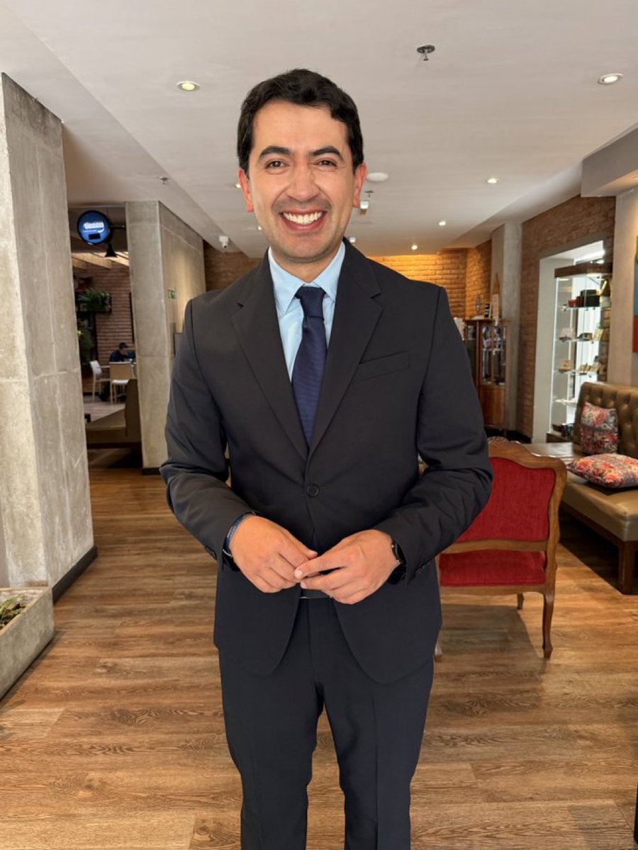 c0lombiaderecha's tweet photo. Otro milagro del Tigre 🙏🏽 

Hizo que el gran @Danielbricen se quitara la chaqueta impermeable 🤣🤣🤣🤣🤣🤣🤣 https://t.co/Mz1ZxN6y7M